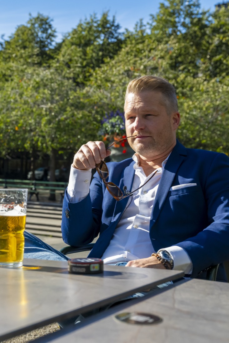 Alexander Christiansson i kostym i Sveriges riksdag